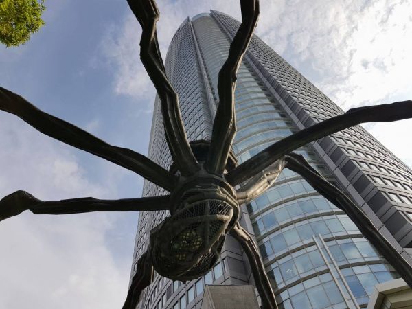 Statue de maman araignée à Tokyo 